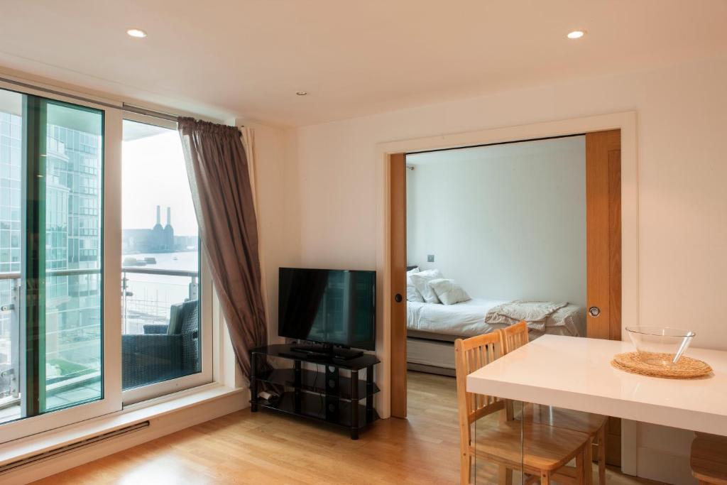 St George Wharf London Room photo