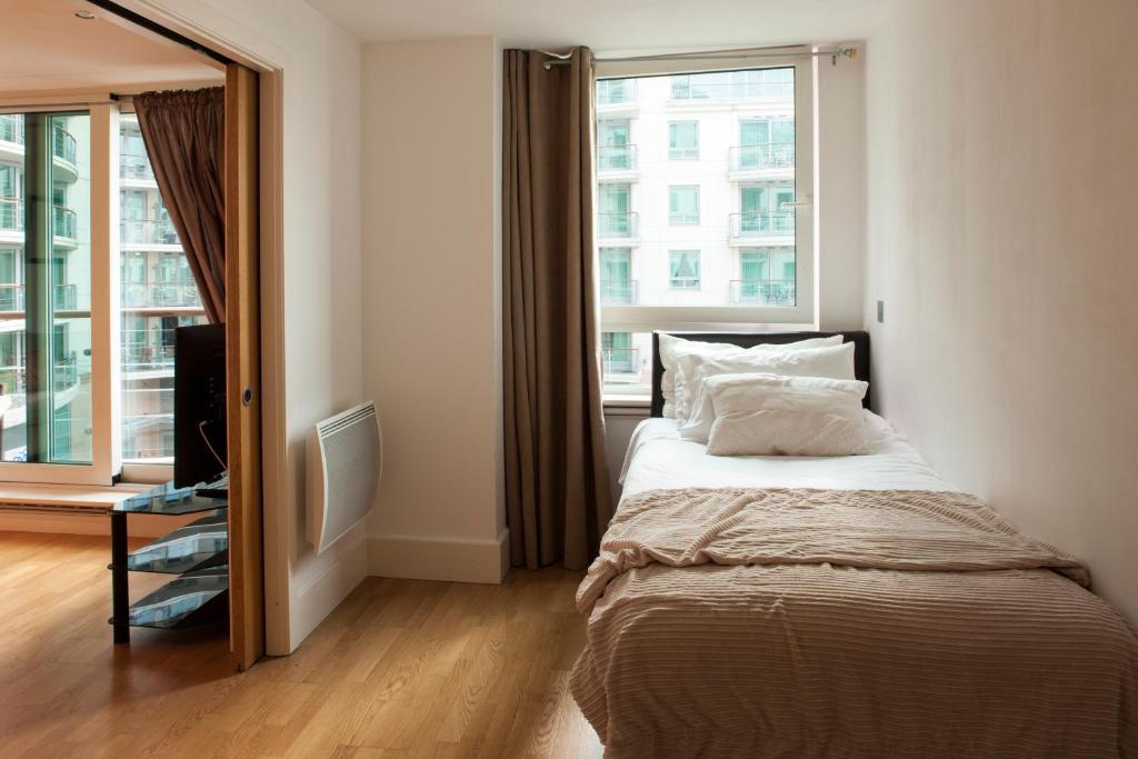 St George Wharf London Room photo