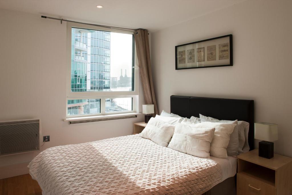 St George Wharf London Room photo